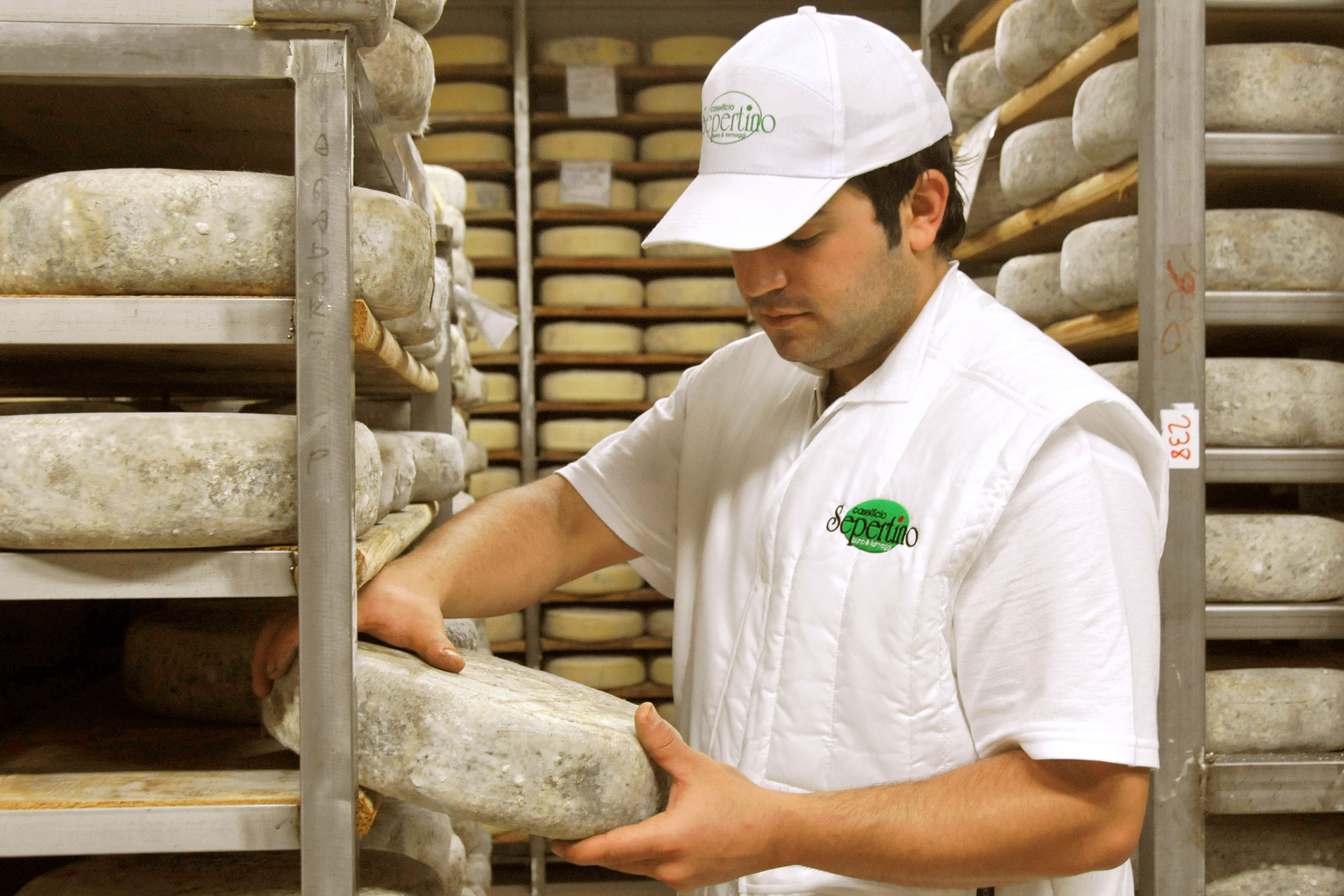 LAVORAZIONE E STAGIONATURA